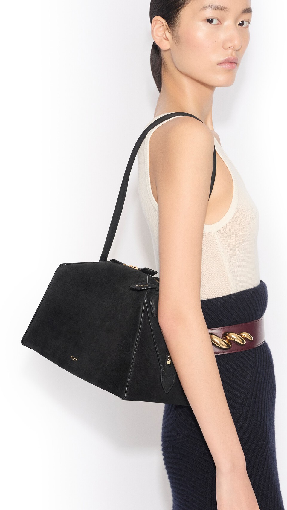 ALA&Iuml;A LE BOULEDOGUE BAG IN NUBUCK BLACK - View 4