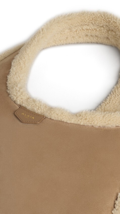 ALA&Iuml;A ONE PIECE HOBO BAG IN MERINO SHEARLING CAMEL - View 2