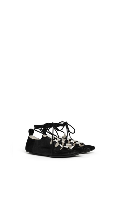 ALA&Iuml;A  FOLD LACED FLATS IN LEATHER BLACK - View 2