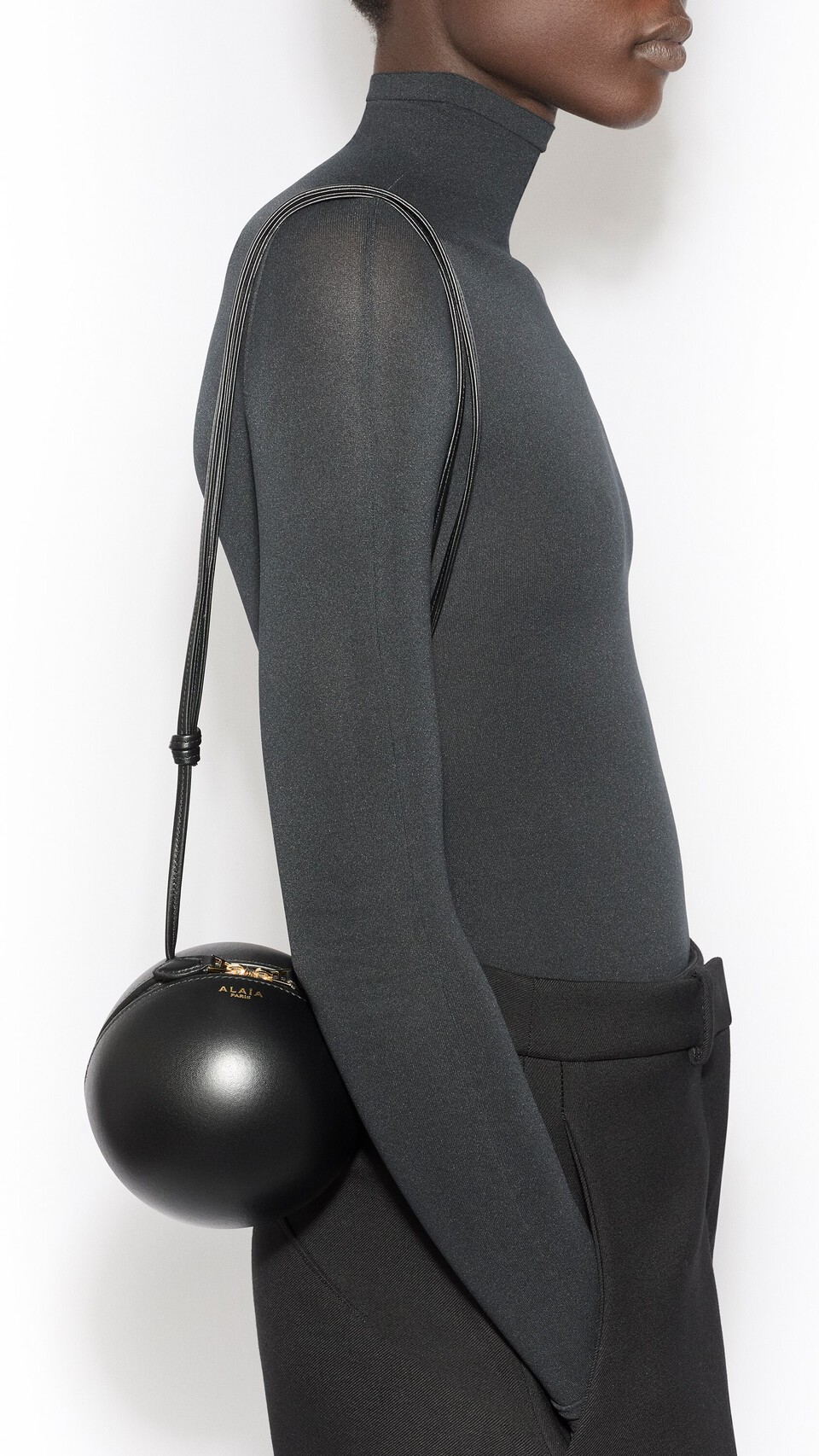 ALA&Iuml;A SPHERE BAG IN LAMBSKIN BLACK - View 4