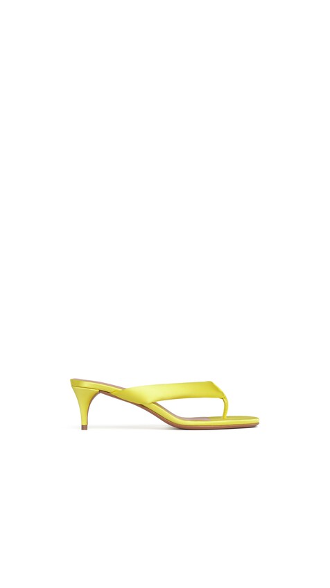 ALA&Iuml;A HEEL THONG MULES IN SATIN LEMON YELLOW