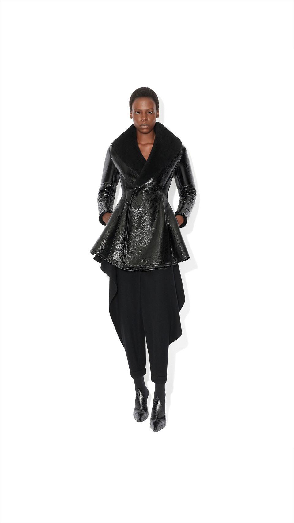 ALA&Iuml;A PRINCESS-MANTEL AUS LACKLEDER UND SHEARLING SCHWARZ/SCHWARZ - View 2