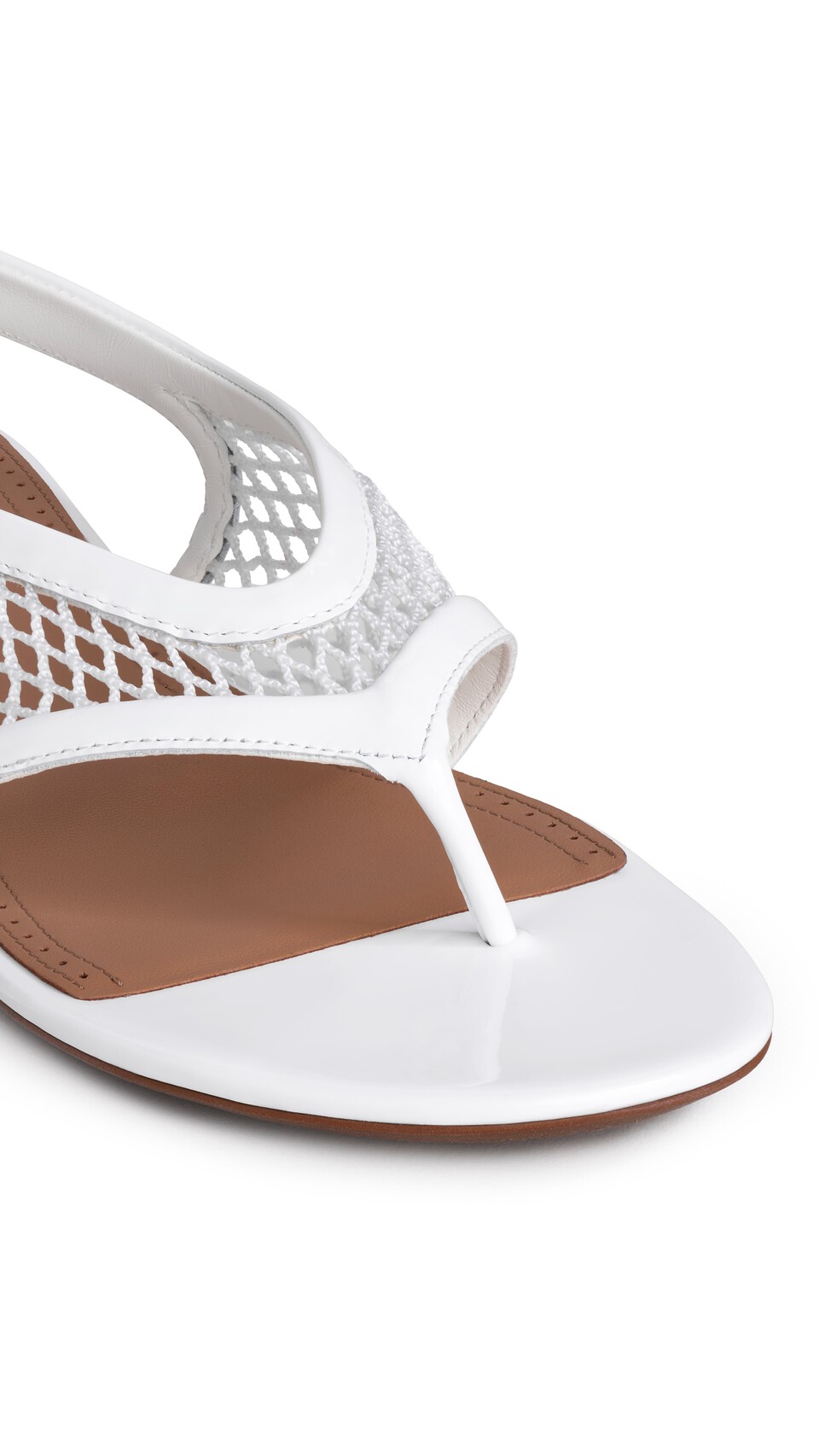 ALA&Iuml;A FISHNET THONG SANDALS IN PATENT CALFSKIN OPTICAL WHITE - View 3