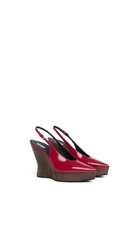 ALA&Iuml;A CLOGS WEDGE SLINGBACKS IN PATENT CALFSKIN CARMINE - View 2
