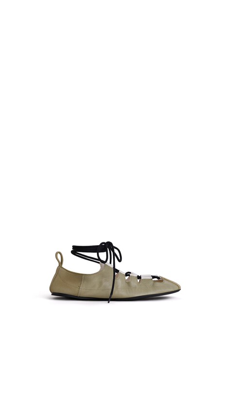 ALA&Iuml;A  FOLD LACED FLATS IN LEATHER ALMOND GREEN