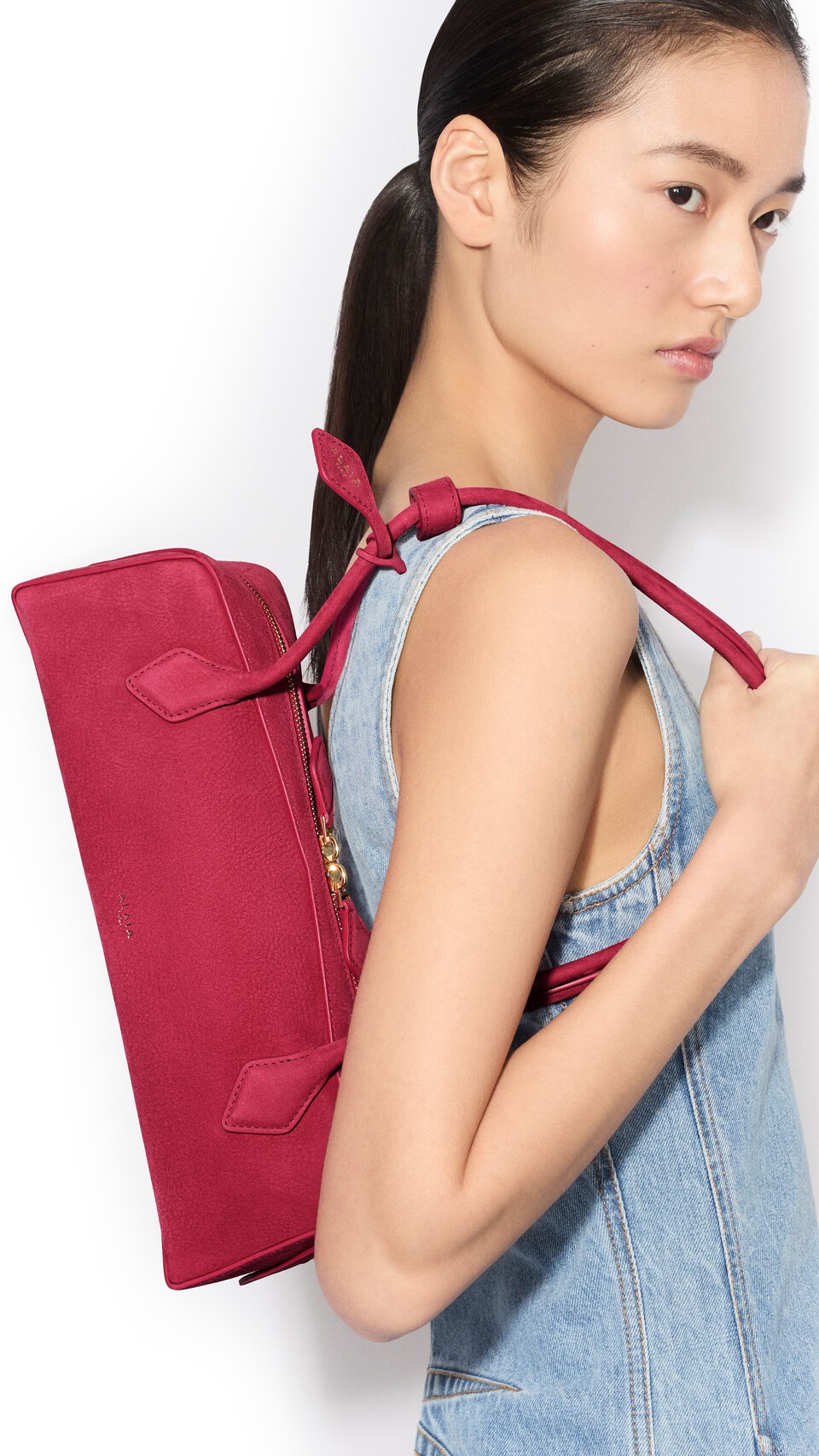 ALA&Iuml;A LE TECKEL MEDIUM BAG IN NUBUCK RASPBERRY - View 4