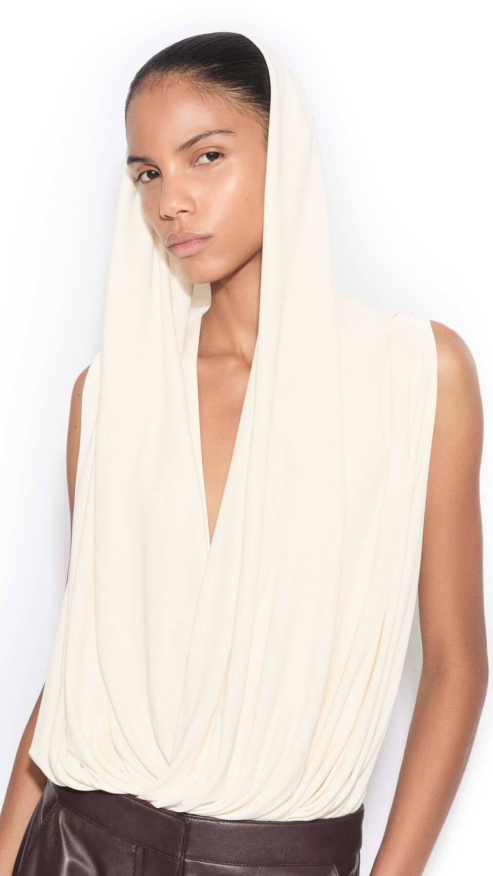 ALA&Iuml;A HOODED VISCOSE BODYSUIT PANNA COTTA - View 5