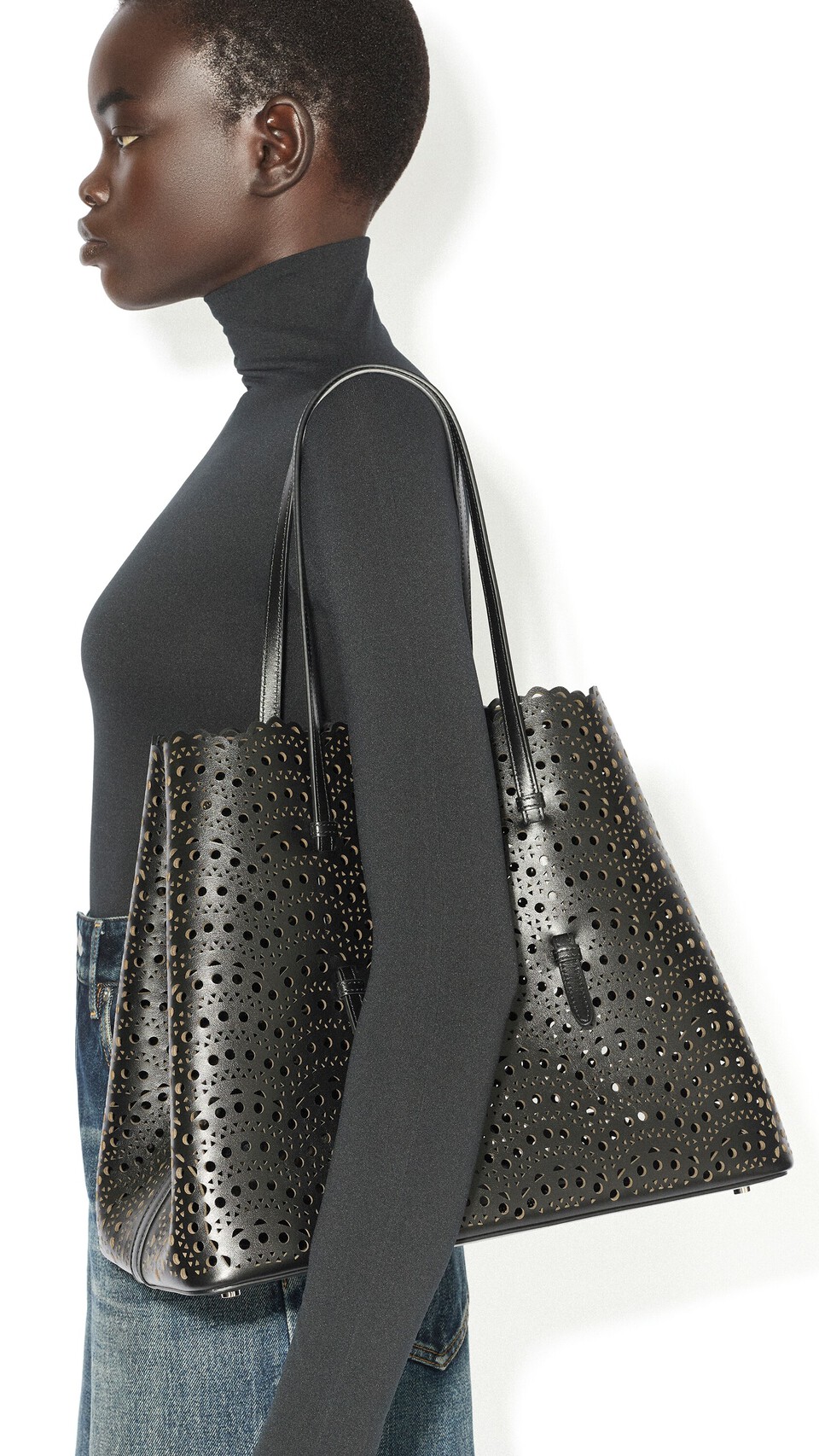 ALA&Iuml;A MINA 37 BAG IN VIENNE WAVE CALFSKIN BLACK - View 4