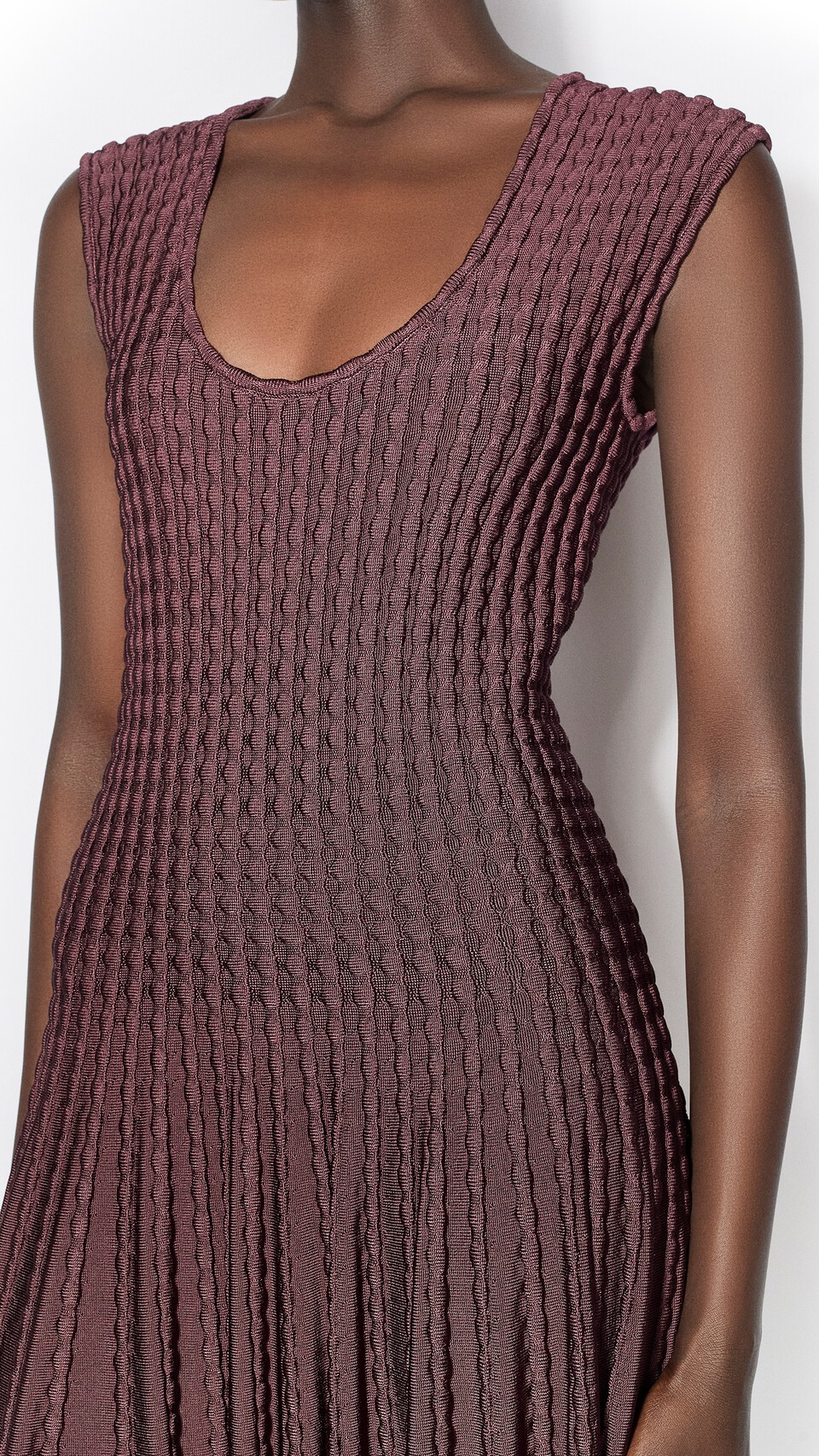 ALA&Iuml;A SCULPTURAL FLARE DRESS BORDEAUX - View 4