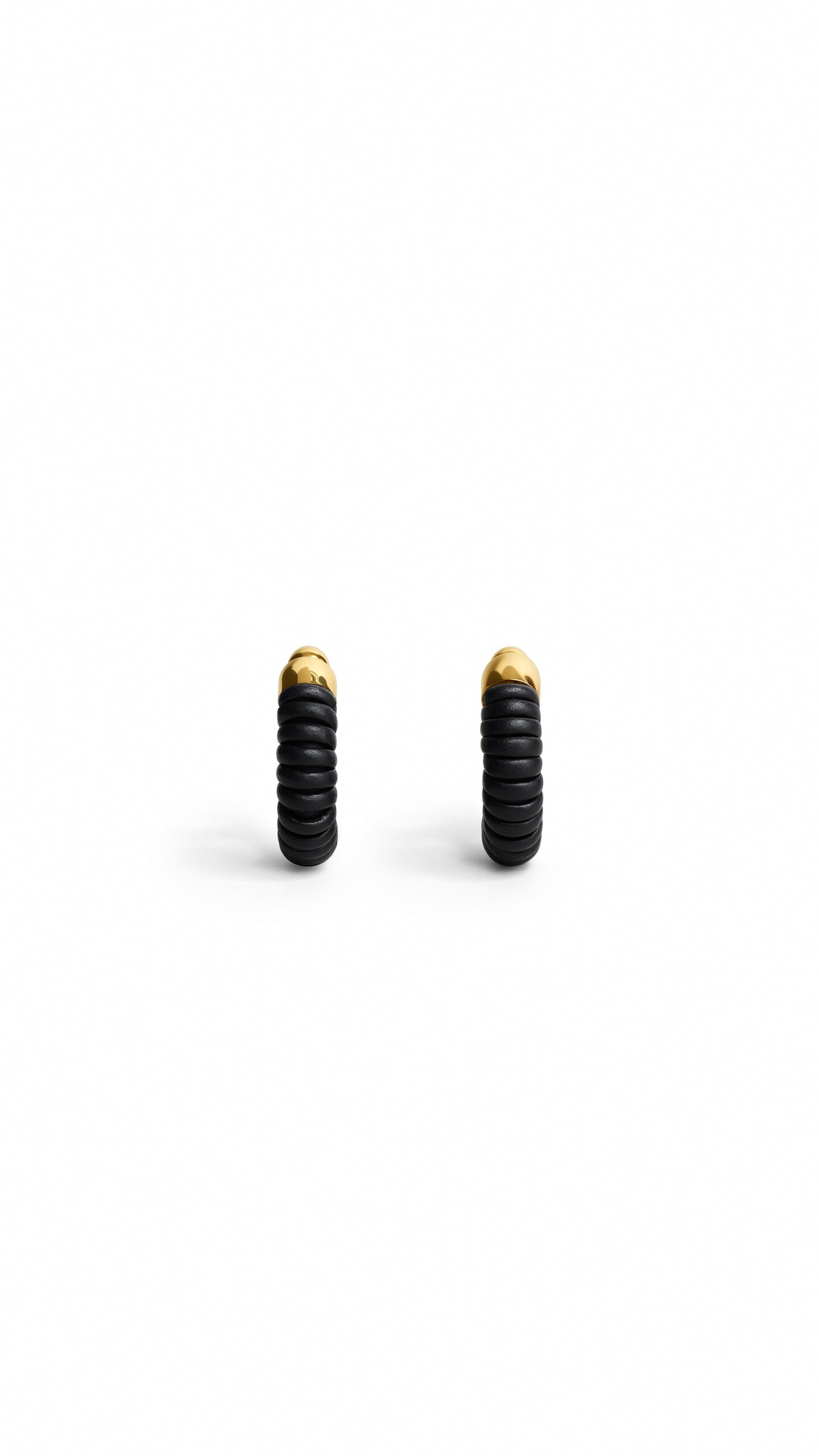 ALA&Iuml;A SMALL BOBINE HOOPS BLACK/GOLD - View 4