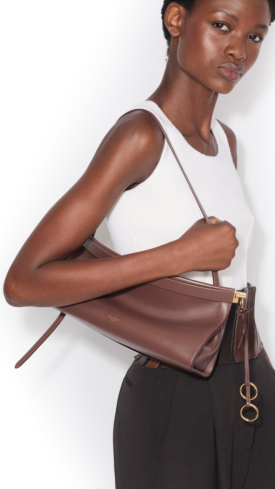 ALA&Iuml;A LE CLICK EAST WEST MEDIUM BAG IN CALFSKIN BROWN - View 4
