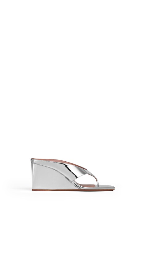 ALA&Iuml;A CUBE THONG MULES IN MIRROR FABRIC WHITE SILVER