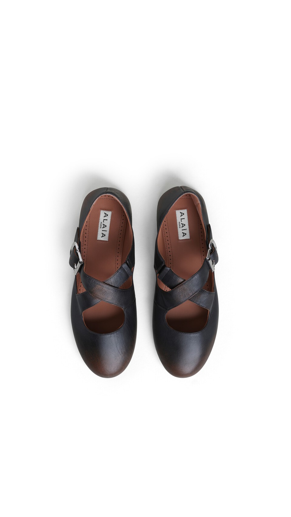ALA&Iuml;A CRISS CROSS BALLET FLATS IN AGED LEATHER EBENE - View 4