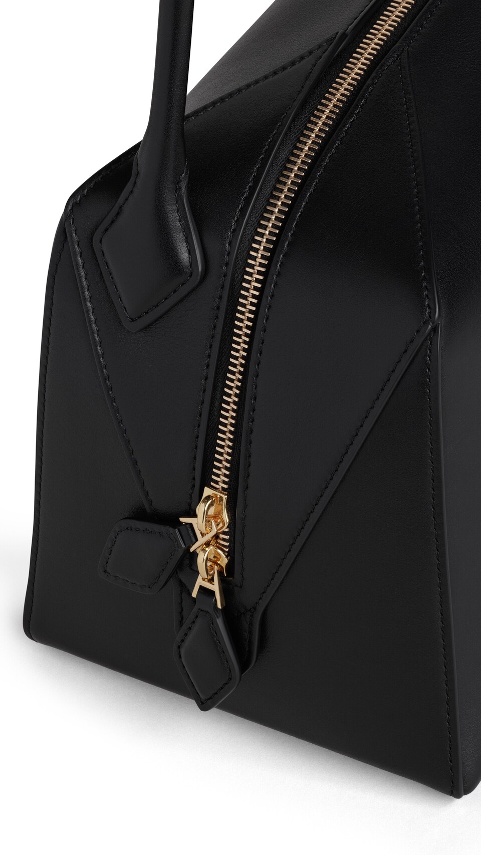 ALA&Iuml;A LE BOULEDOGUE BAG IN CALFSKIN BLACK - View 3