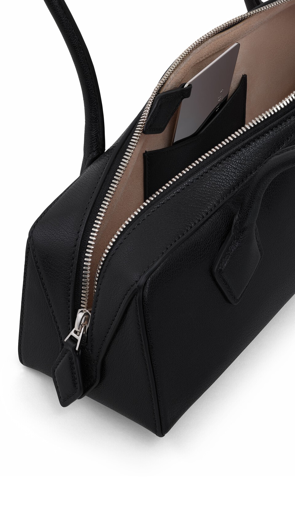 ALA&Iuml;A LE TECKEL MEDIUM BAG IN GOATSKIN BLACK - View 3