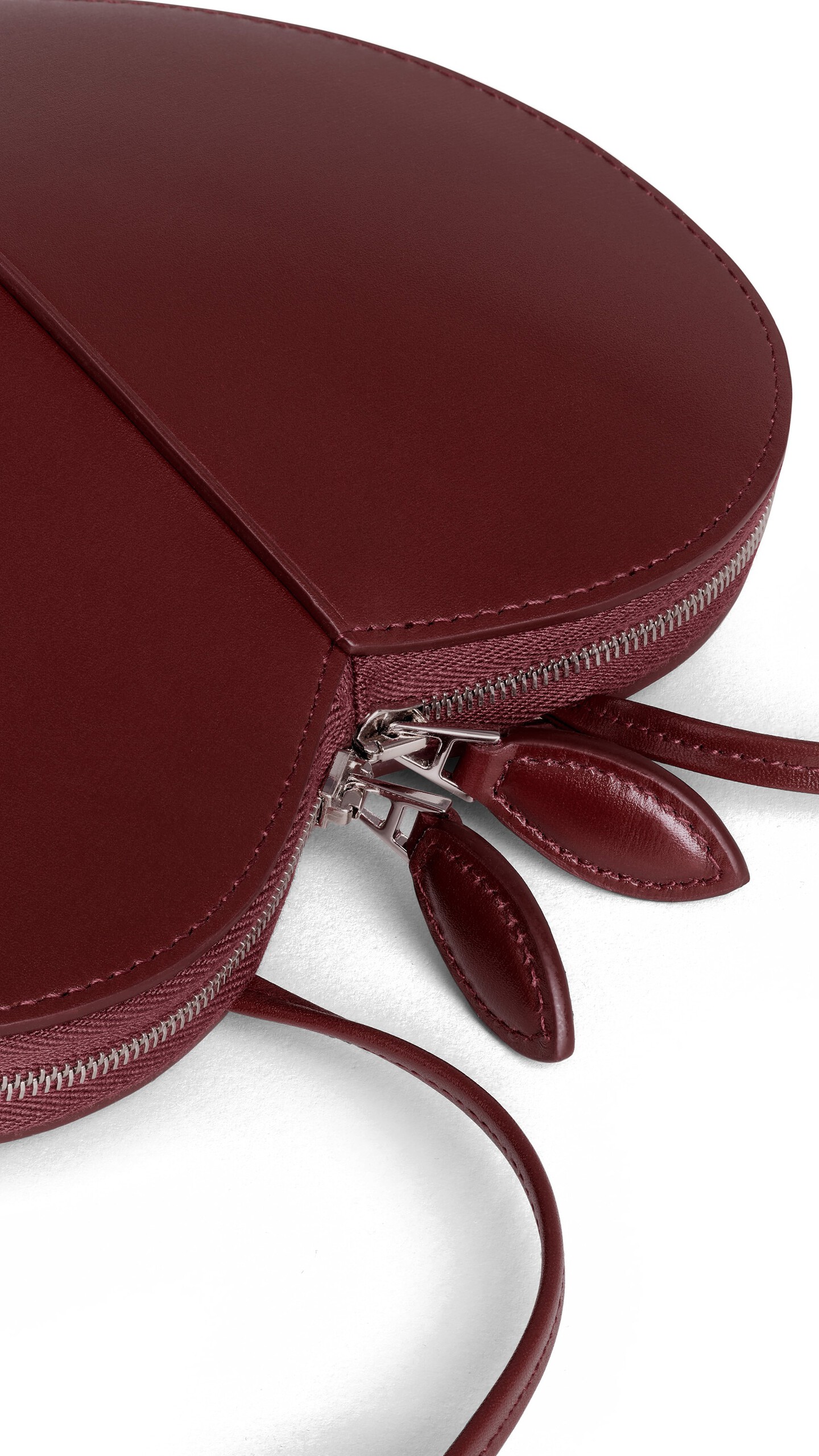 ALA&Iuml;A LE C&OElig;UR BAG IN CALFSKIN GARNET RED - View 3