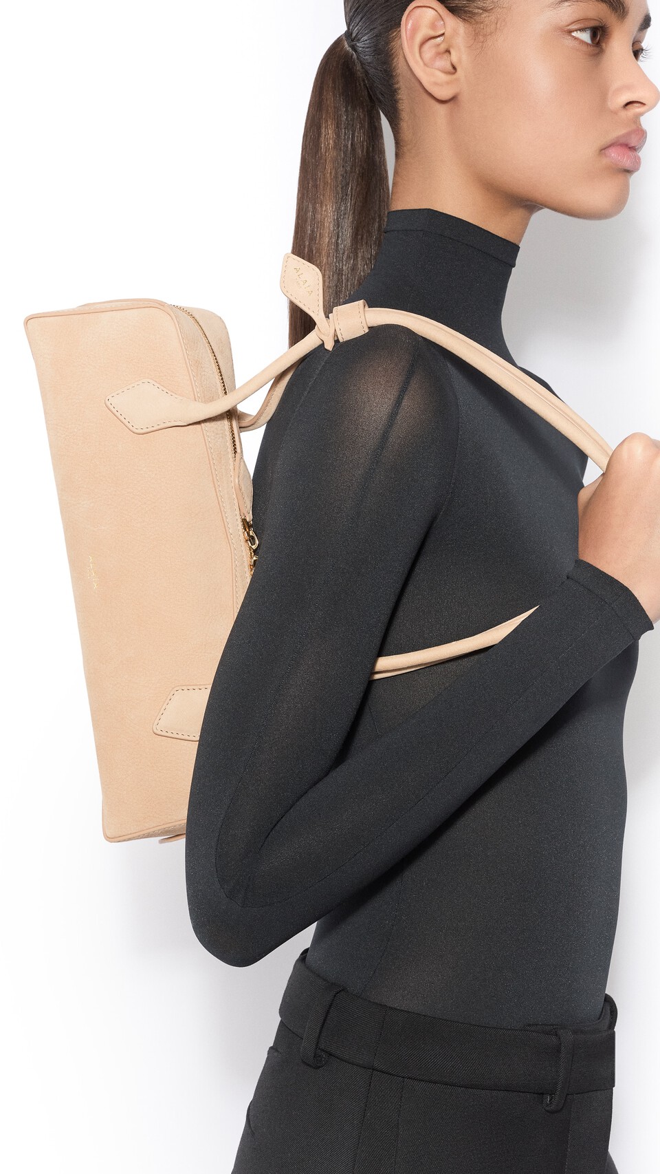 ALA&Iuml;A LE TECKEL MEDIUM BAG IN NUBUCK DESERT - View 4