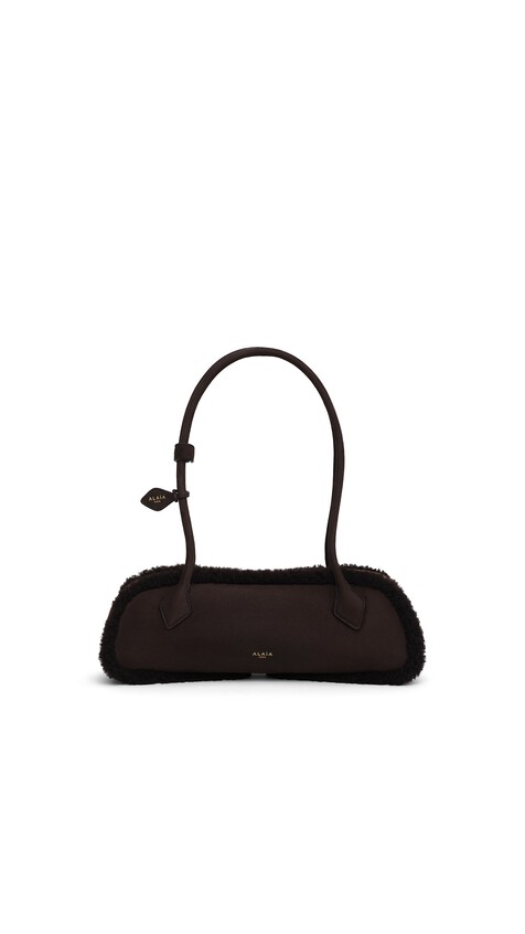 ALA&Iuml;A LE TECKEL MEDIUM BAG IN MERINO SHEARLING CHESTNUT