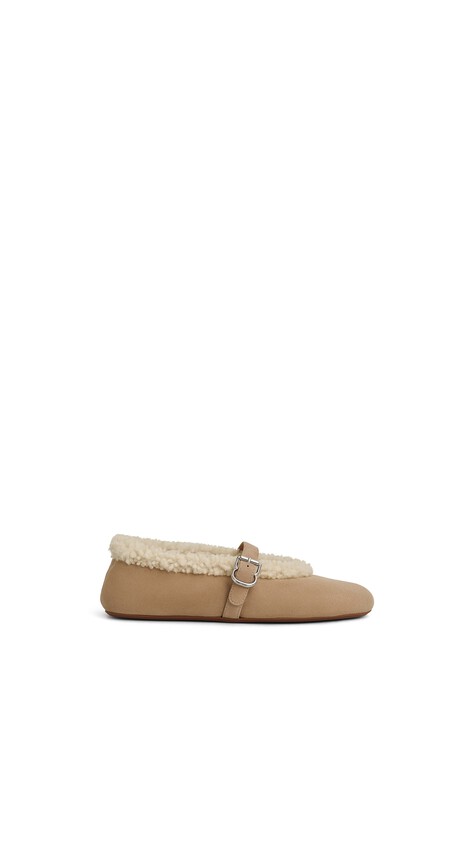 ALA&Iuml;A BALLET FLATS IN MERINO SHEARLING CAMEL