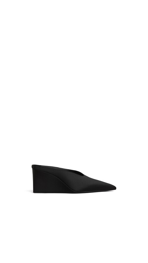 ALA&Iuml;A CUBE WEDGE MULES IN SATIN BLACK
