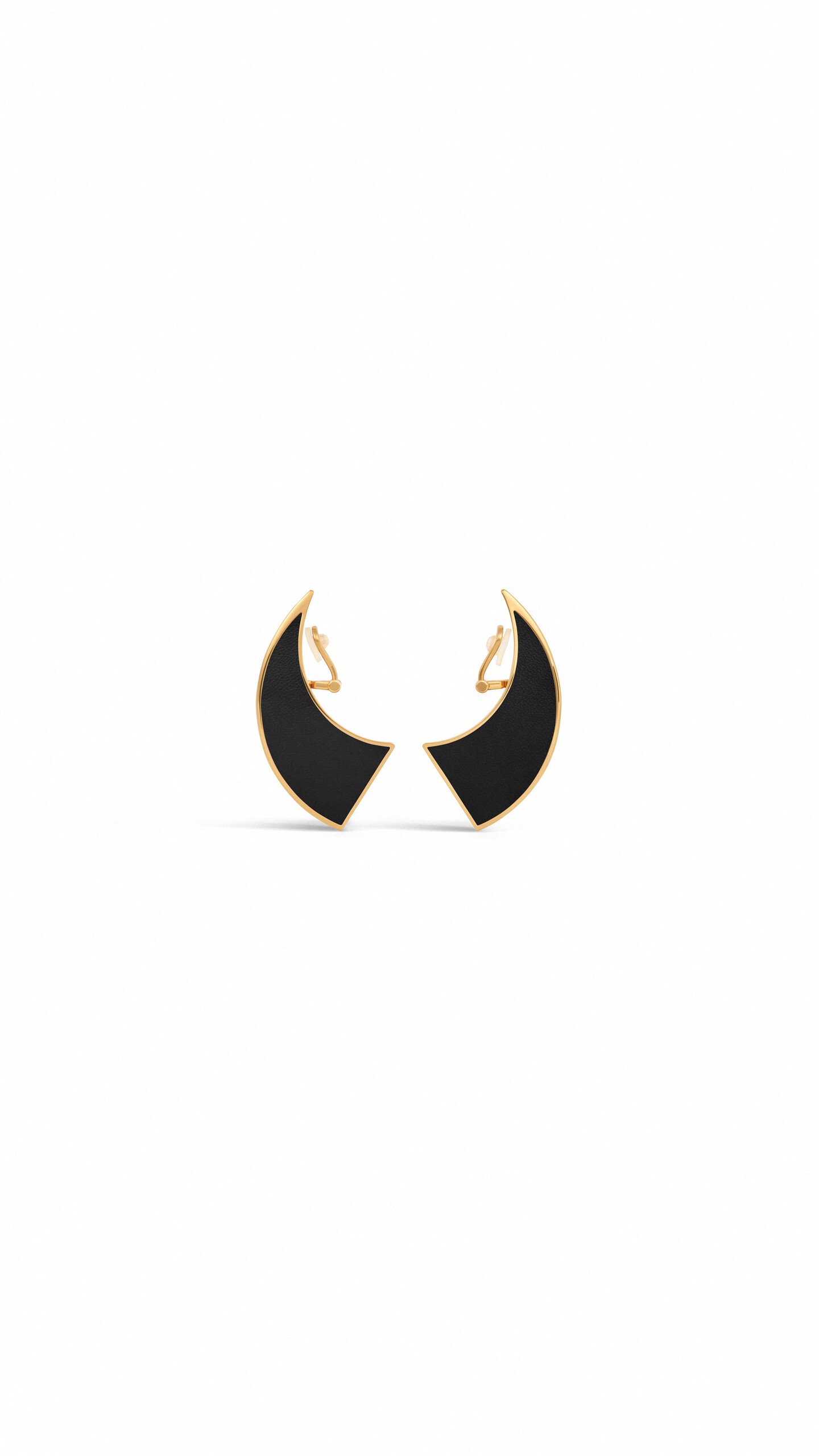 ALA&Iuml;A EDGE EARRINGS IN LEATHER BLACK/GOLD