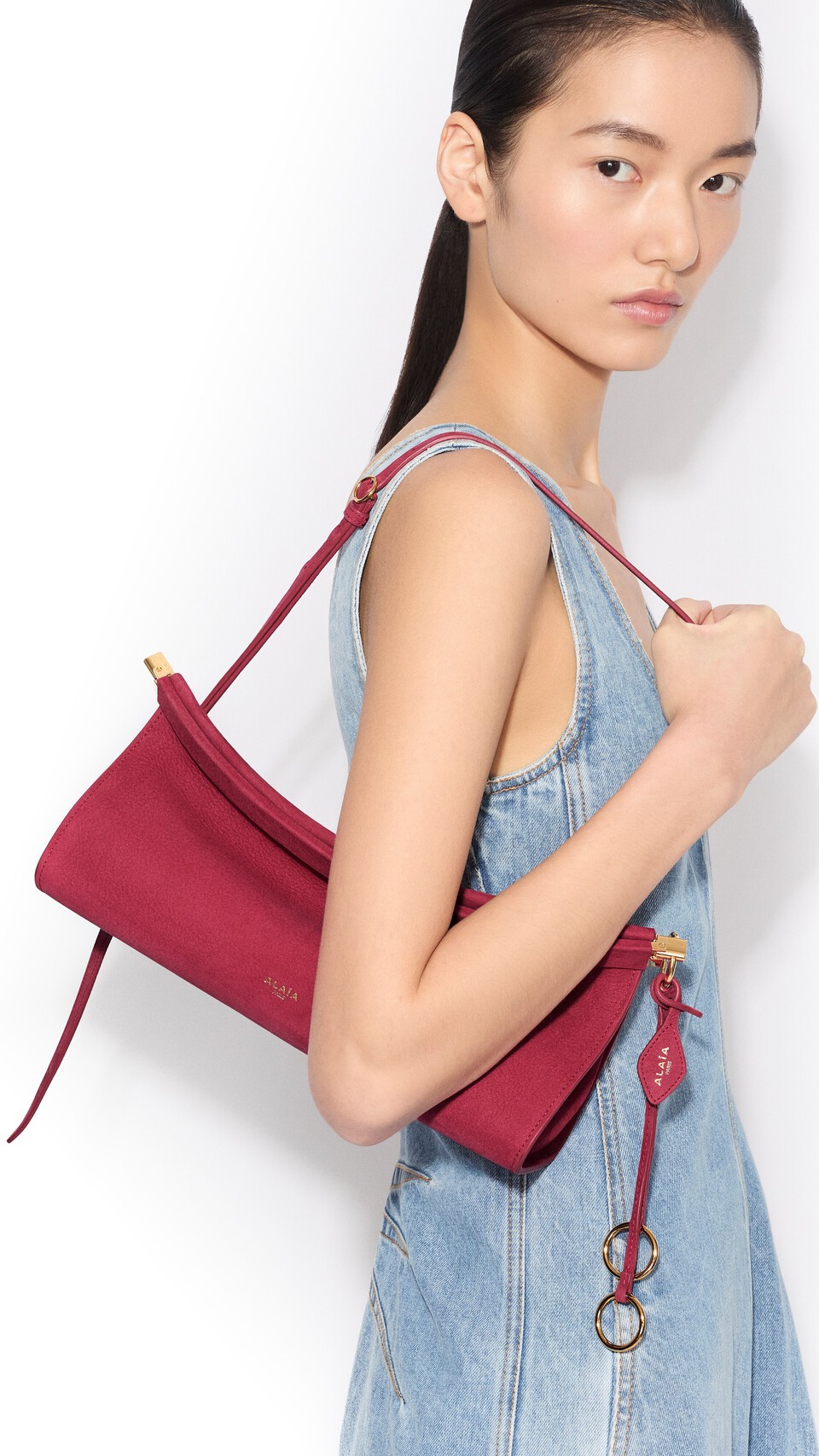 ALA&Iuml;A LE CLICK EAST WEST MEDIUM BAG IN NUBUCK RASPBERRY - View 4