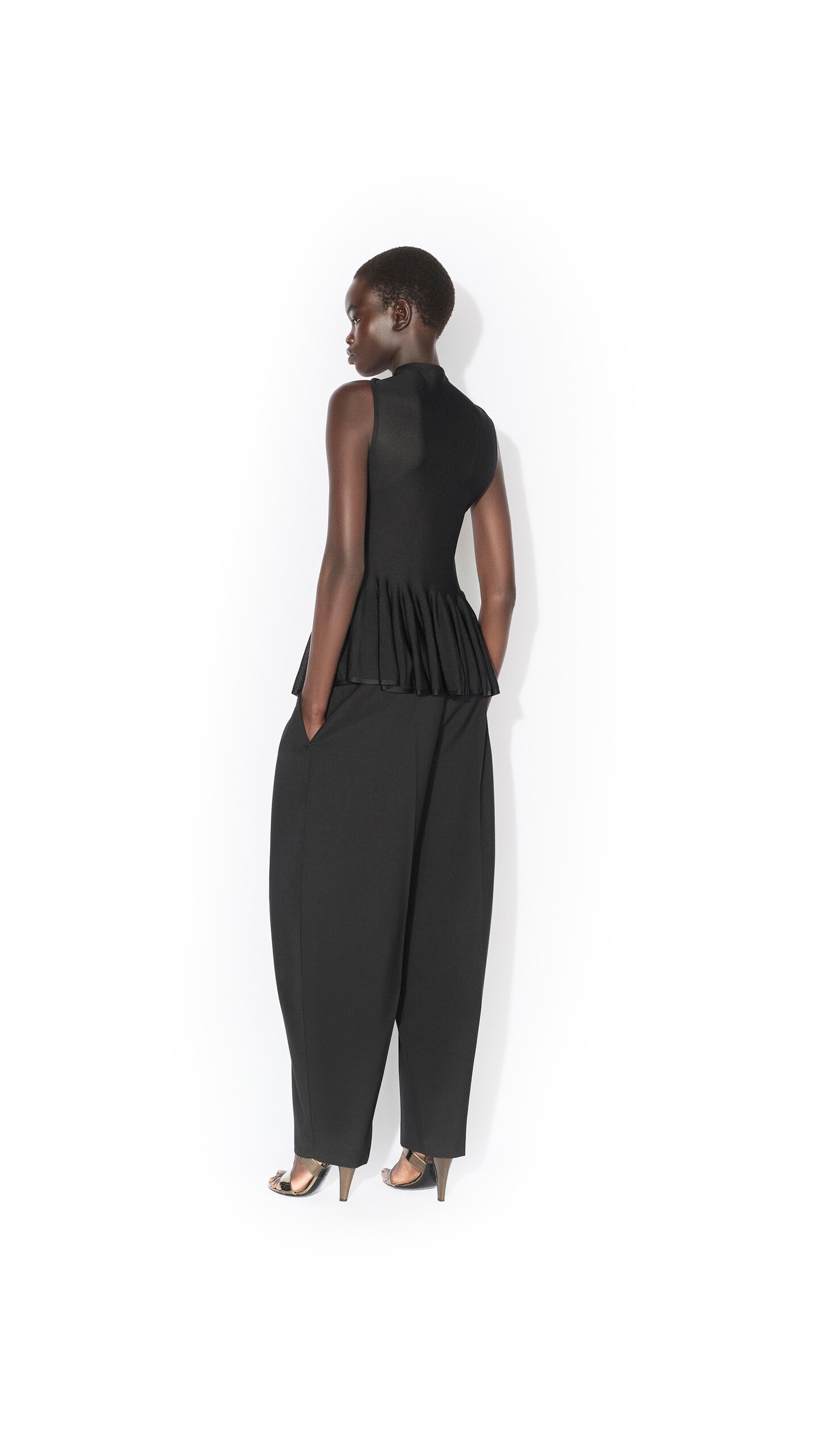 ALA&Iuml;A WOOL GABARDINE ROUND PANTS BLACK - View 3
