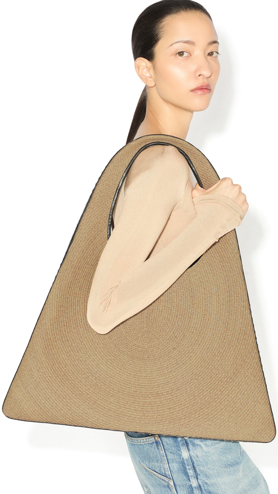 ALA&Iuml;A ONE PIECE HOBO BAG IN PAPER STRAW NATURAL - View 3